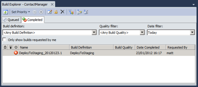 Um den Fortschritt und das Ergebnis eines Builds zu überprüfen, unabhängig davon, ob er manuell oder automatisch ausgelöst wurde, doppelklicken Sie im Fenster Team Explorer auf die Builddefinition.