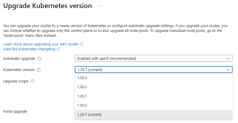 Screenshot des Upgradeblatts für einen AKS-Cluster im Azure-Portal. Im Feld „Automatisches Upgrade“ ist „Patch“ ausgewählt, und es werden mehrere APIs beschrieben, die zwischen der ausgewählten Kubernetes-Version und der aktuellen Version des Clusters veraltet sind.