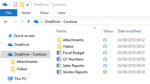 Screenshot: Windows-Explorer mit einigen heruntergeladenen OneDrive-Dateien und anderen Dateien, die sich nur in der Cloud befinden