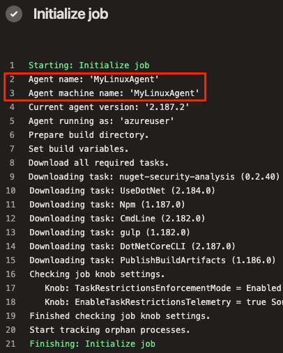 Screenshot: Azure Pipelines bei der Buildausführung. Der Task „Auftrag initialisieren“ zeigt an, dass der Build auf dem privaten Agent „MyLinxuAgent“ ausgeführt wird.