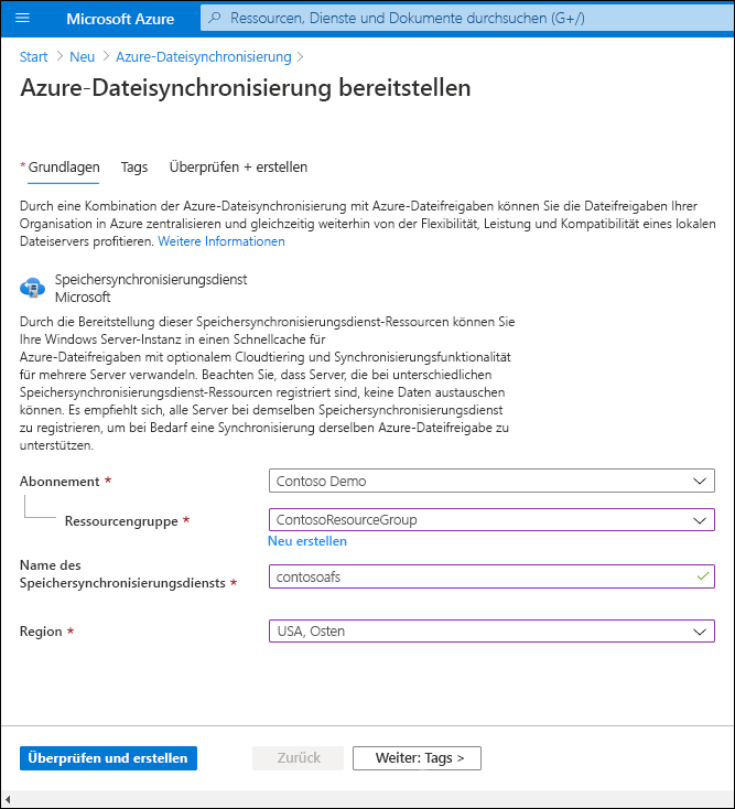 Screenshot: Seite „Azure-Dateisynchronisierung bereitstellen“ im Azure-Portal. Der Ressourcengruppenname lautet „ContosoResourceGroup“, der Name des Speichersynchronisierungsdiensts lautet „contosoafs“ und die Region lautet „EastUS“.