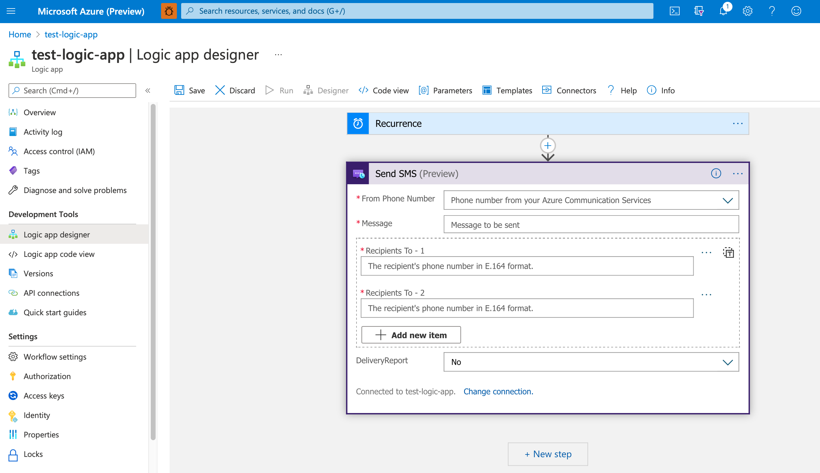 Captura de pantalla que muestra Azure Portal, con el diseñador de aplicaciones lógicas abierto, con una aplicación lógica de ejemplo que usa la acción Enviar SMS del conector de Azure Communication Services.