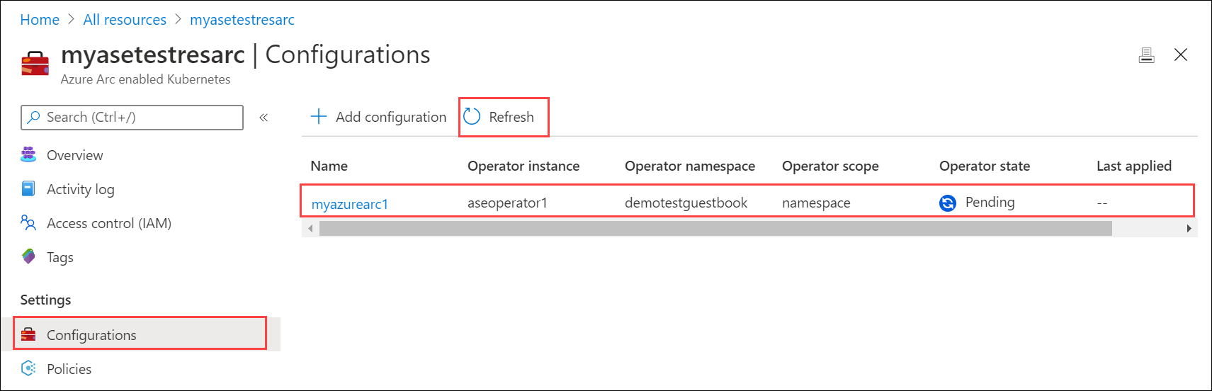 Captura de pantalla que muestra el clúster de Kubernetes habilitado para Azure Arc en un estado pendiente cuando se actualiza.