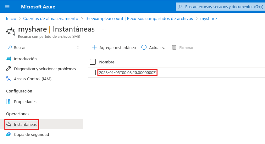 Captura de pantalla en la que se muestra cómo buscar el nombre y la marca de tiempo de una instantánea de recurso compartido de archivos en Azure Portal.