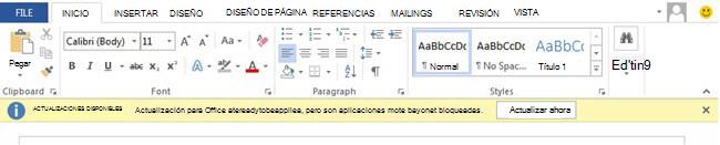 Captura de pantalla de un banner en Word que indica que las actualizaciones de Office están listas para aplicarse pero están bloqueadas por una o varias aplicaciones.