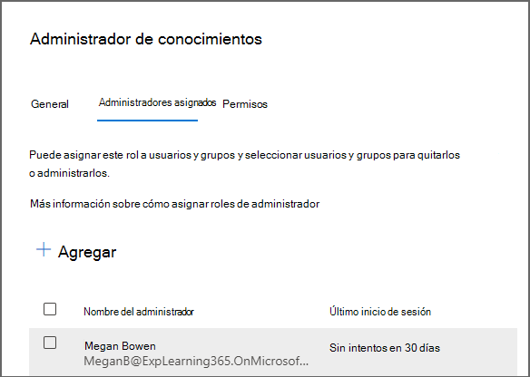 Página Roles de la Centro de administración de Microsoft 365 que muestra el panel Administrador de conocimiento para agregar un usuario.