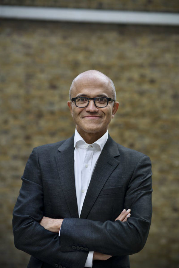 Satya Nadella debout, souriant