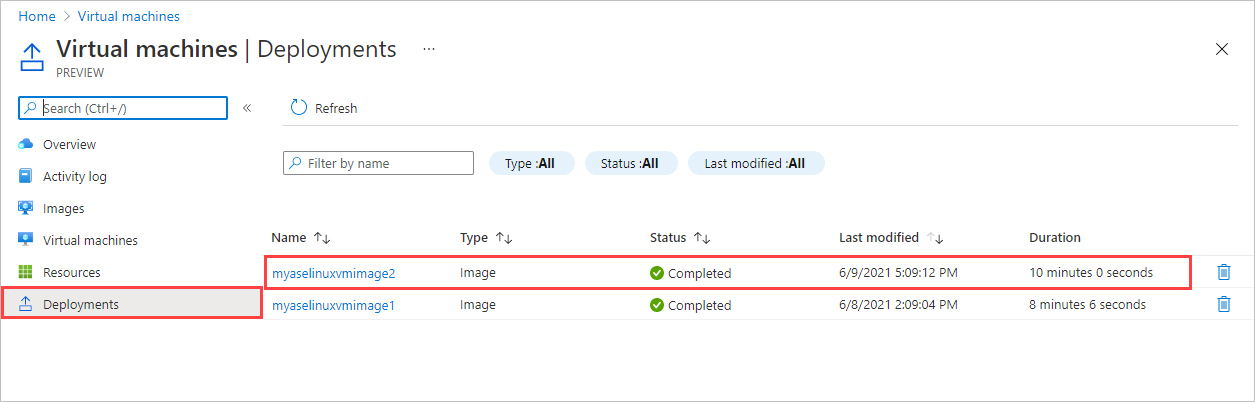  Capture d'écran montrant le volet Déploiements dans la vue Machines virtuelles d'un dispositif Azure Stack Edge. L'entrée d'une machine virtuelle déployée est mise en évidence..