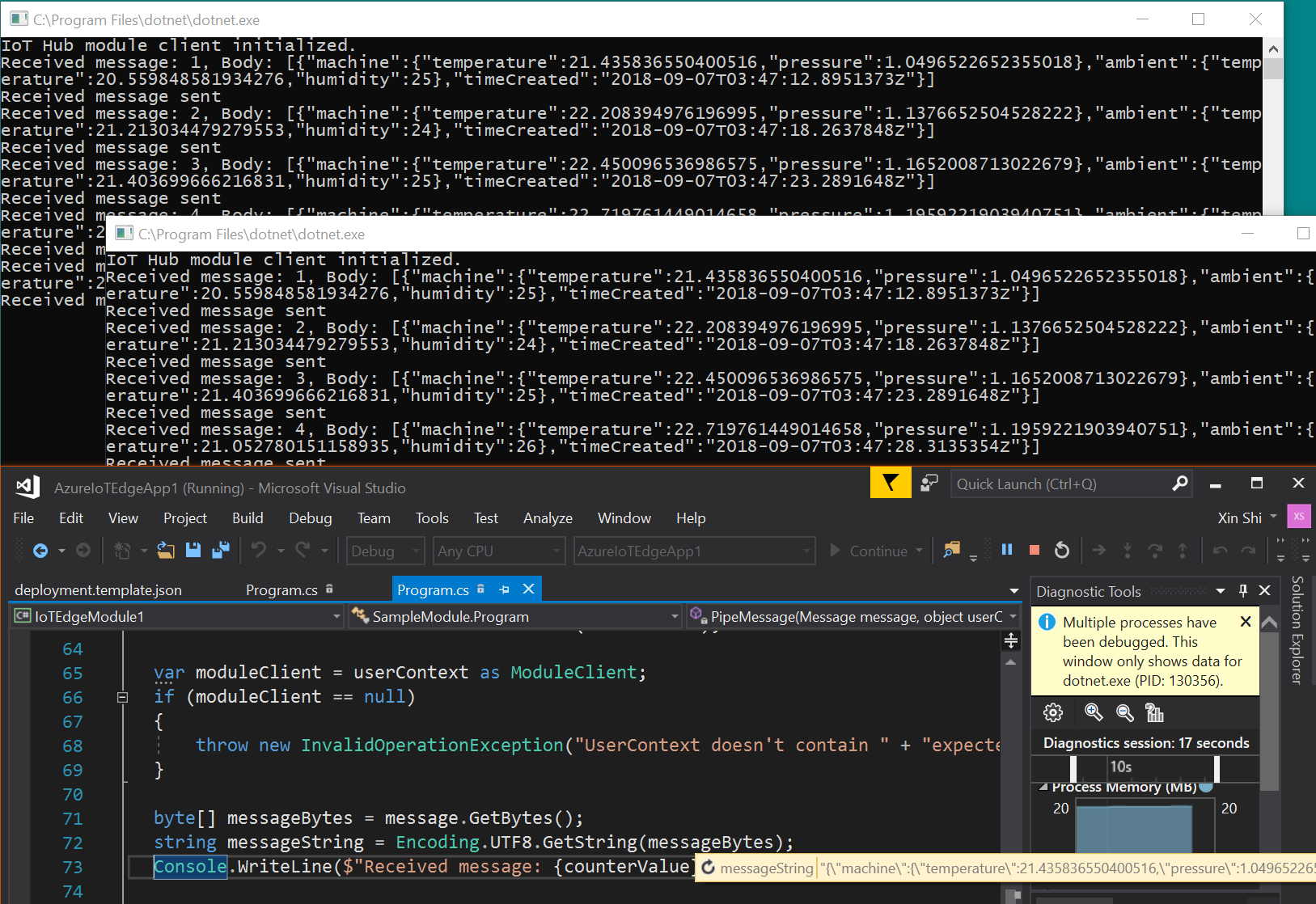 Capture d’écran de Visual Studio avec deux consoles de sortie.