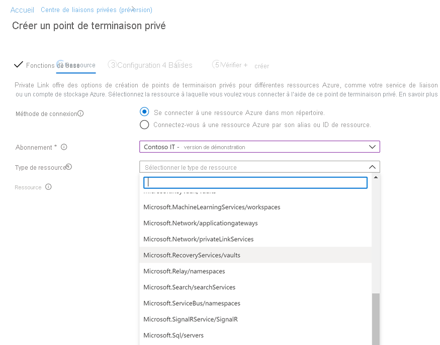 Montre l’onglet Ressource ainsi que les champs Type de ressource, Ressource et Sous-ressource cible pour la liaison à un point de terminaison privé dans le portail Azure