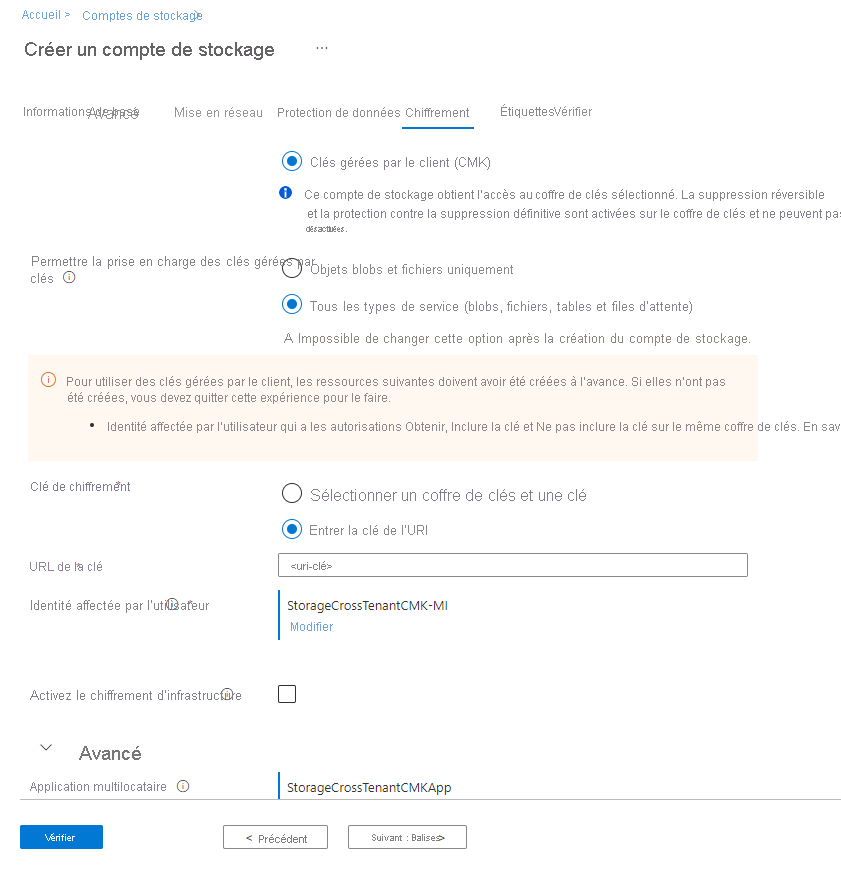 Capture d’écran montrant comment configurer des clés gérés par le client multilocataires pour un nouveau compte de stockage dans le portail Azure.