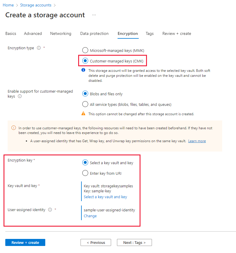 Capture d’écran montrant comment configurer des clés gérés par le client pour un nouveau compte de stockage dans le portail Azure.