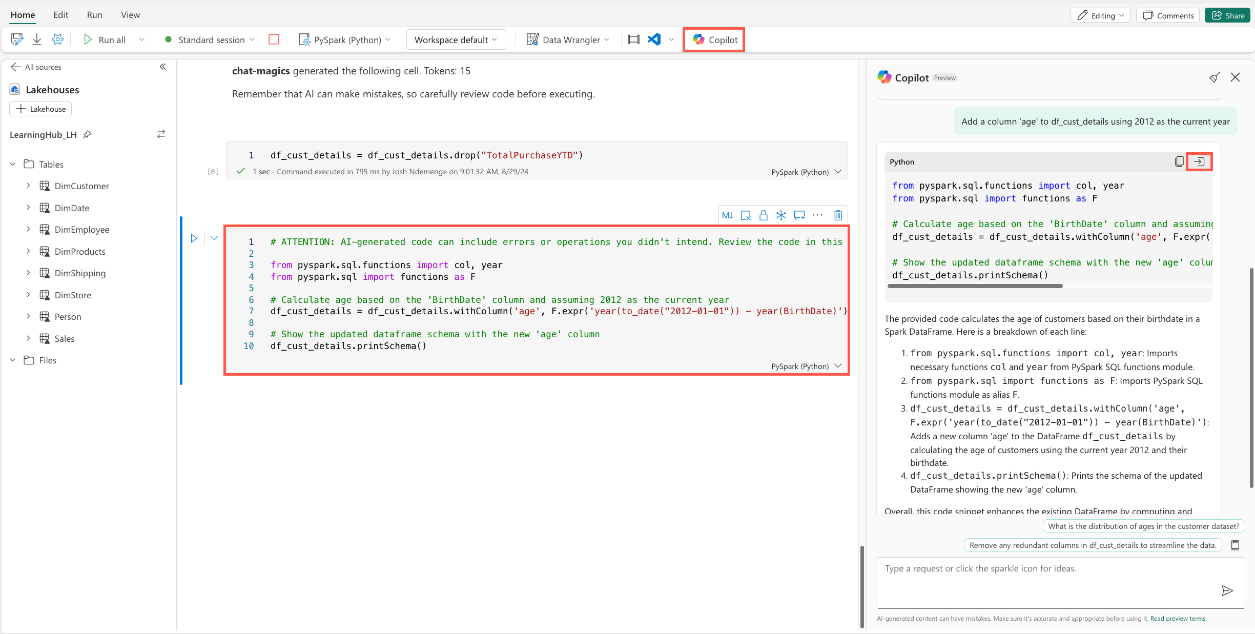 Capture d’écran d’un notebook dans l’environnement Lakehouse de Microsoft Fabric, où une nouvelle colonne est ajoutée au DataFrame. Le code calcule l’âge du client en fonction de la date de naissance.