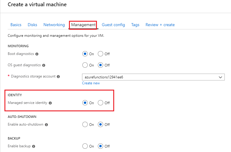 Capture d’écran montrant comment activer l’identité affectée par le système lors de la création de la machine virtuelle.