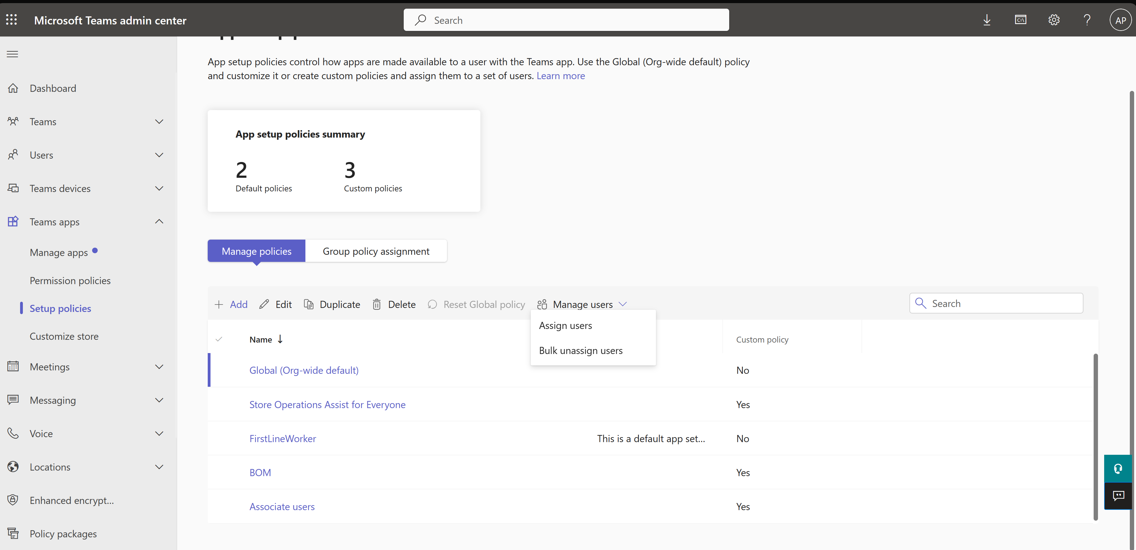 L’image montre comment attribuer une stratégie de configuration aux utilisateurs.