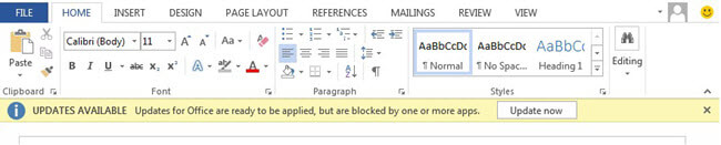 Capture d’écran d’une bannière dans Word indiquant que les mises à jour pour Office sont prêtes à être appliquées, mais sont bloquées par une ou plusieurs applications.