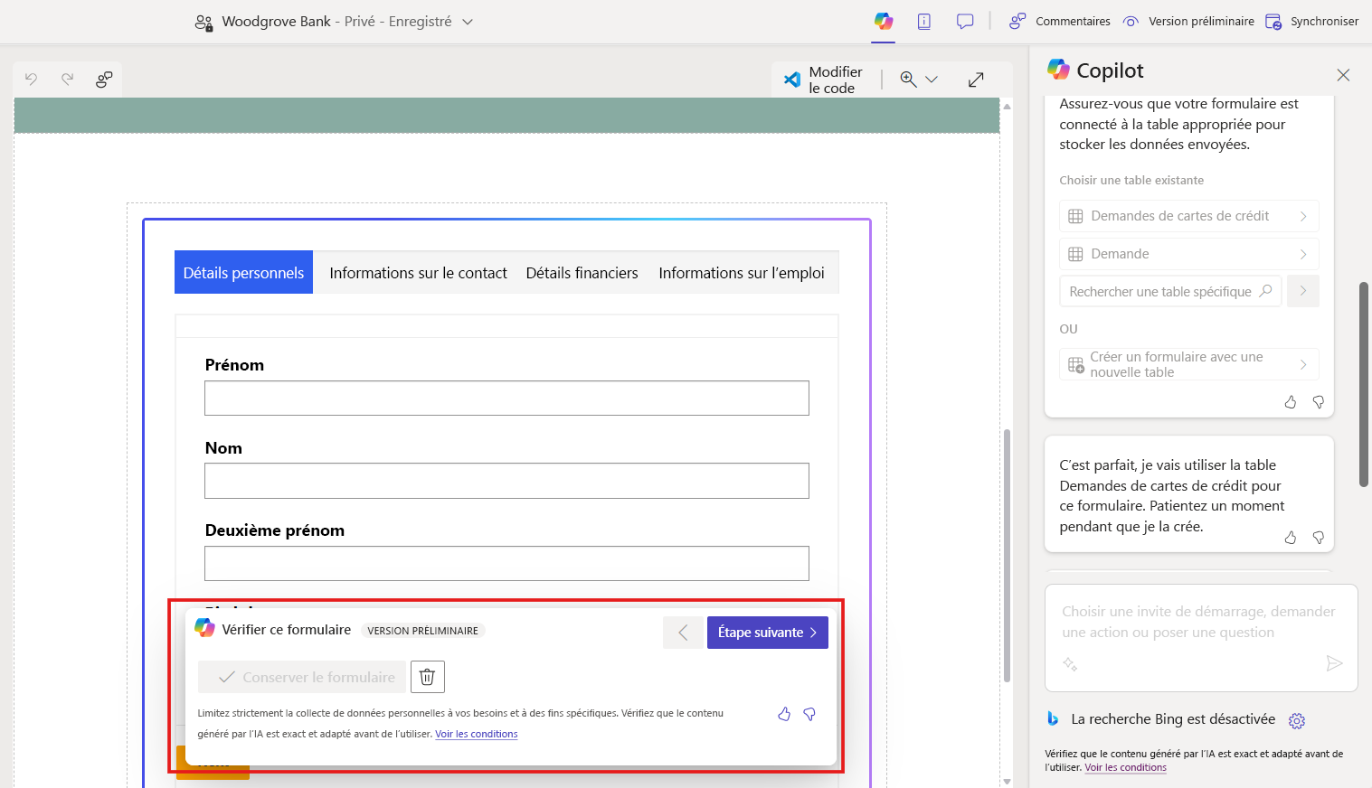 Une capture d’écran du formulaire généré par l’IA dans le studio de conception avec la barre d’outils de révision mise en évidence.