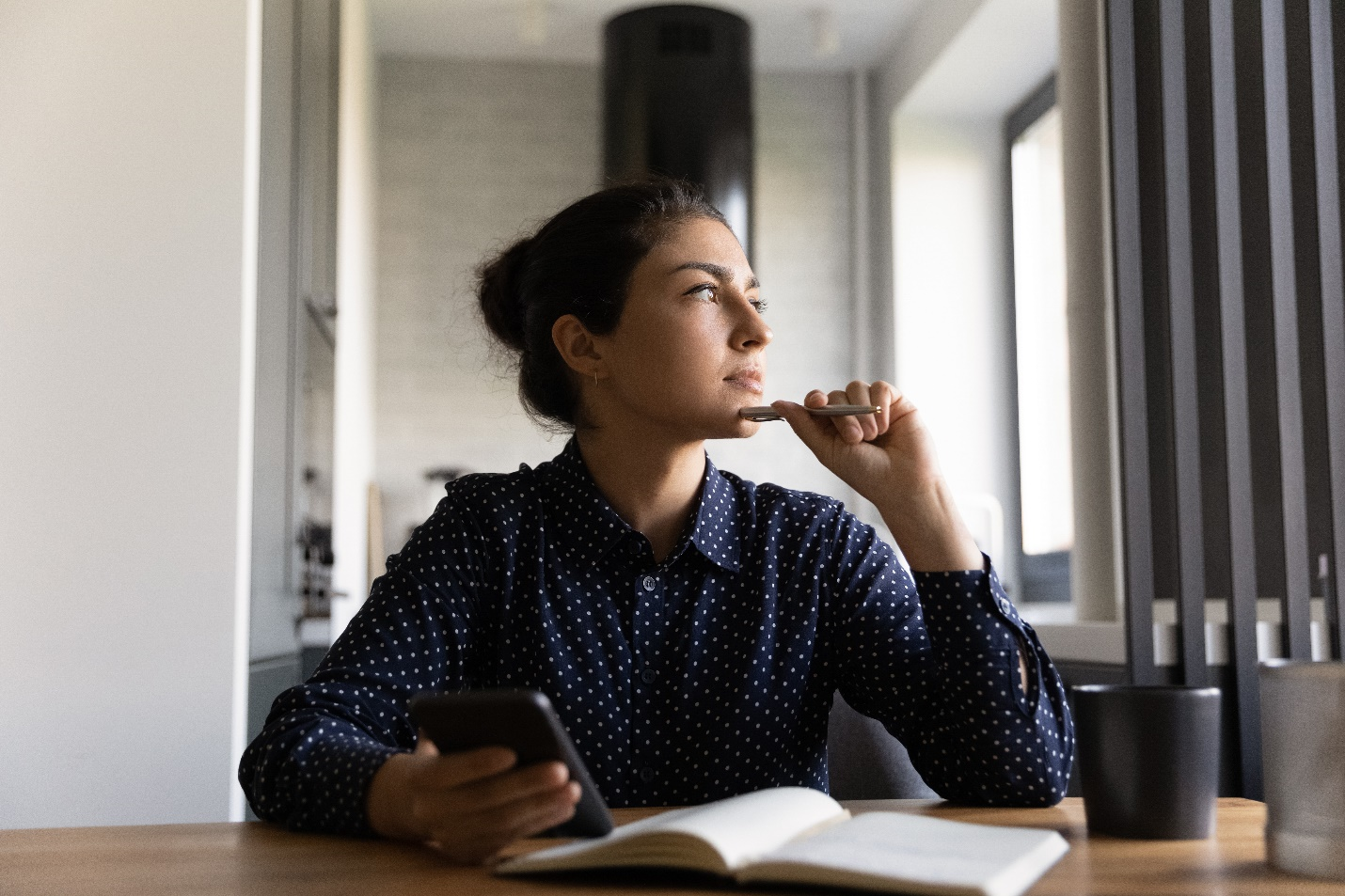 Photo d’une femme assise au bureau.