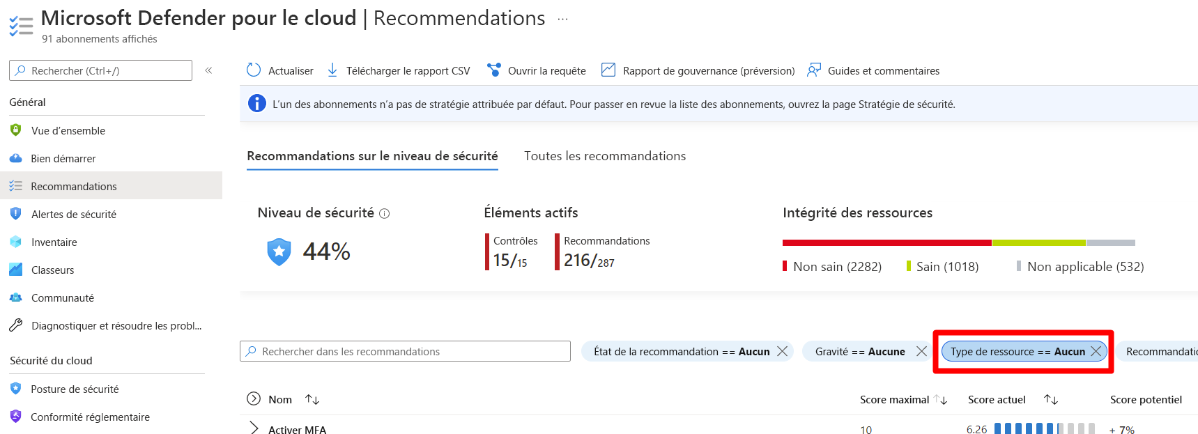 Capture d’écran illustrant un exemple d’utilisation du filtre de ressource pour passer en revue les suggestions exceptionnelles.