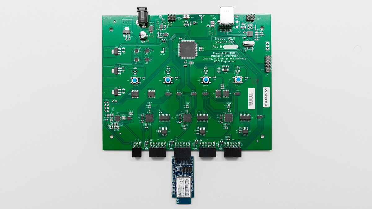 Carte de circuits imprimés Traduci avec un périphérique connecté à l’un des ports à 12 broches.