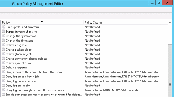 Capture d’écran indiquant les paramètres de configuration qui bloquent l’utilisation incorrecte des comptes d’administrateur local et de domaine intégrés.