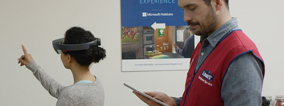 Un associé Lowe utilise une tablette pour guider les clients dans l’expérience HoloLens.