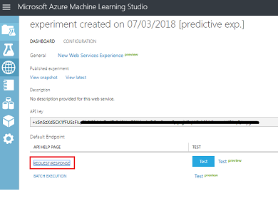 Capture d’écran de Microsoft Azure Machine Learning Studio, qui montre le lien Réponse à la barre oblique de requête sous une page d’aide P I.