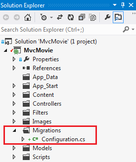 Screenshot che mostra la finestra Esplora soluzioni. La cartella Migrations e il file configuration dot c s sono cerchiati in rosso.