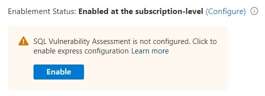 Screenshot della notifica che richiede di abilitare la configurazione rapida della valutazione delle vulnerabilità nelle impostazioni di Defender per il cloud per un server SQL.