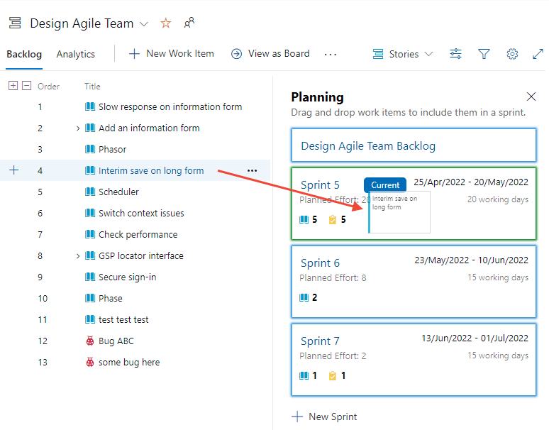 Screenshot che mostra il trascinamento di un elemento backlog in uno sprint del riquadro Pianificazione.