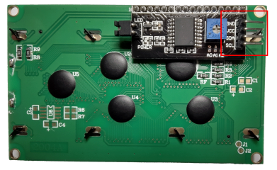 Immagine del retro del carattere visualizzato che mostra l'espansore GPIO I2C.