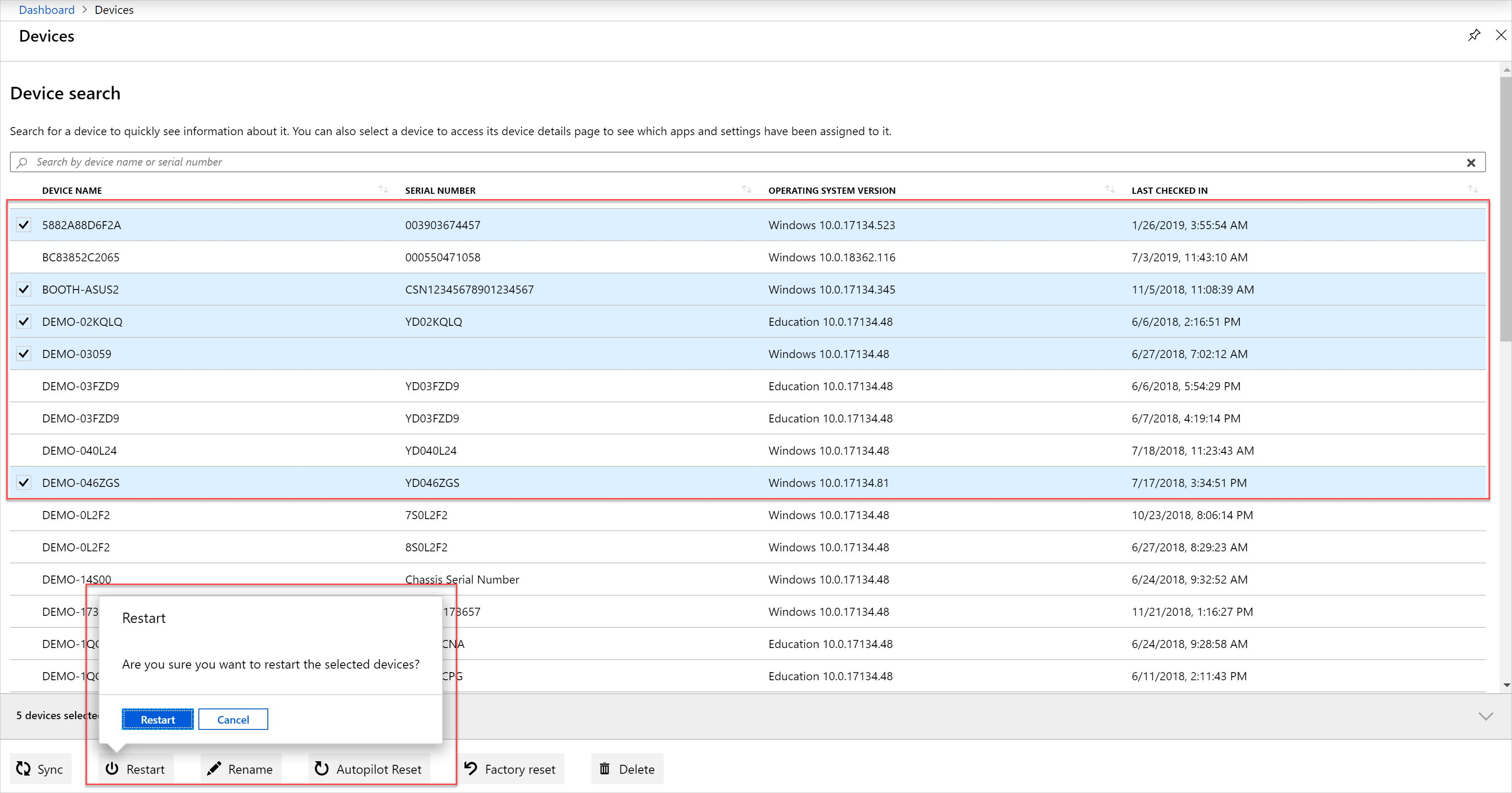 Screenshot di esempio che mostra diversi dispositivi selezionati, con conferma dell'azione bulk.