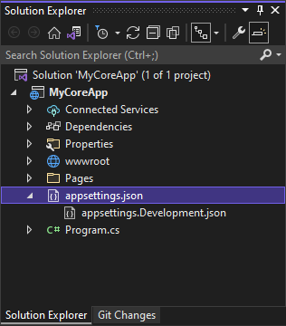 La schermata mostra appsettings.json selezionato ed espanso, che espone appsettings.Development.json, in Esplora soluzioni in Visual Studio.