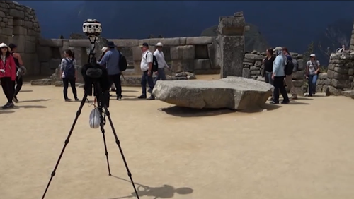 La telecamera del 360° filming a Machu Picchu.