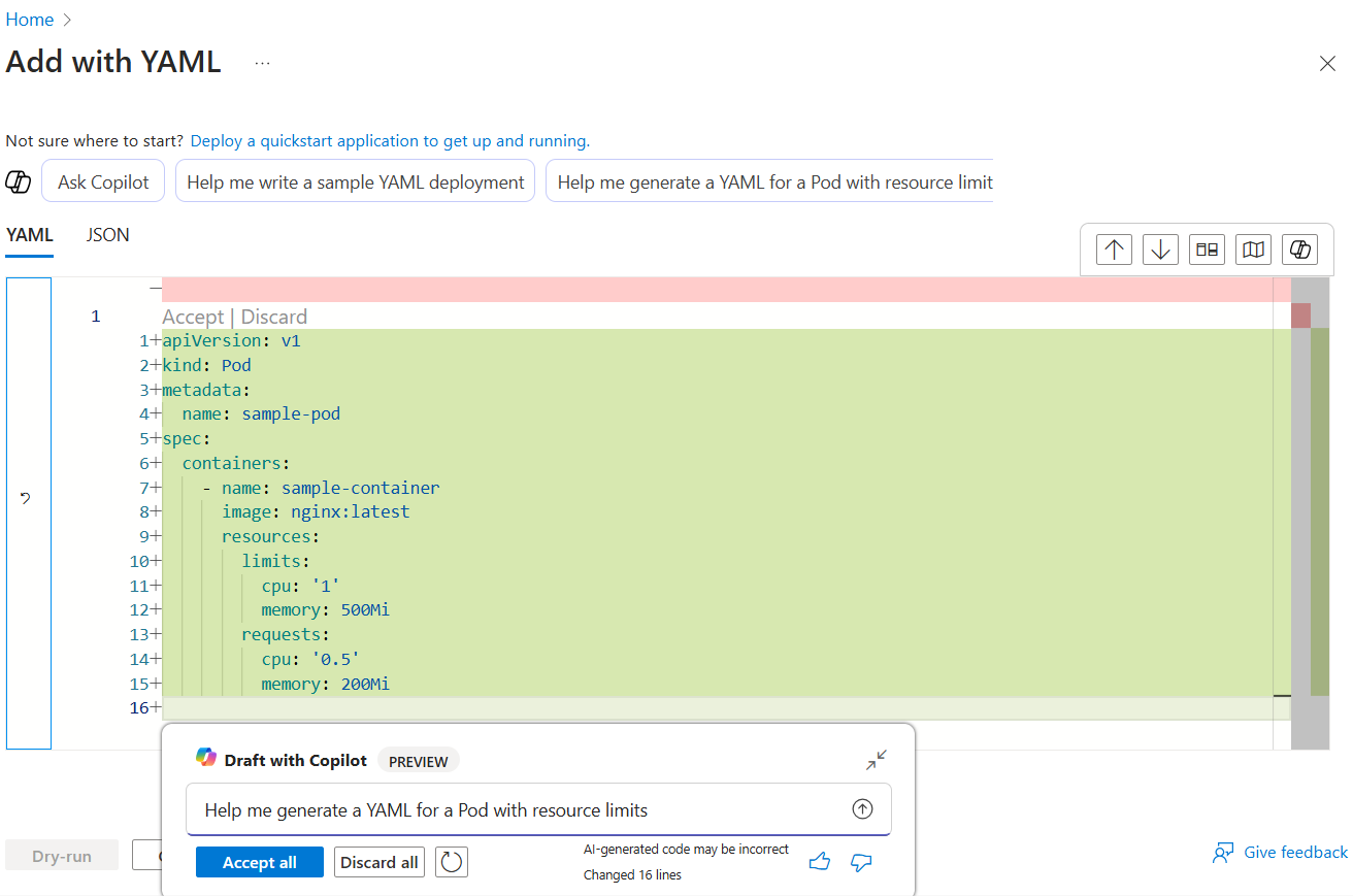 AKS デプロイの作成を求めるプロンプトが表示された YAML エディターを示すスクリーンショット。