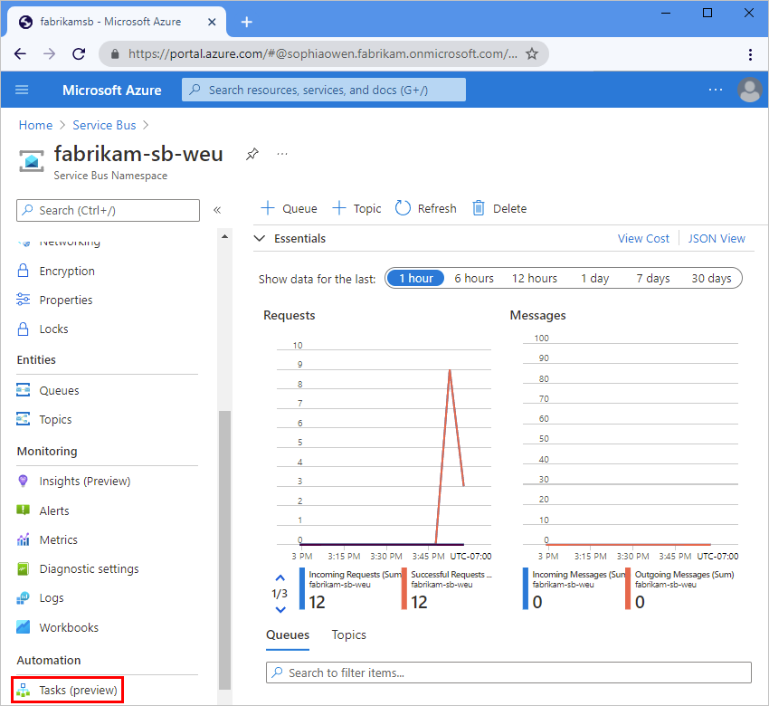 Azure portal と、[タスク (プレビュー)] が選択されている Azure Service Bus 名前空間メニューを示すスクリーンショット。