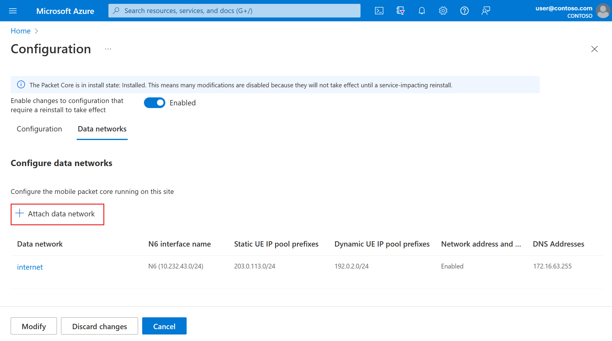 [パケット コアの変更] の [データ ネットワーク] タブが表示されている Azure portal のスクリーンショット。データ ネットワークをアタッチするオプションが強調表示されています。