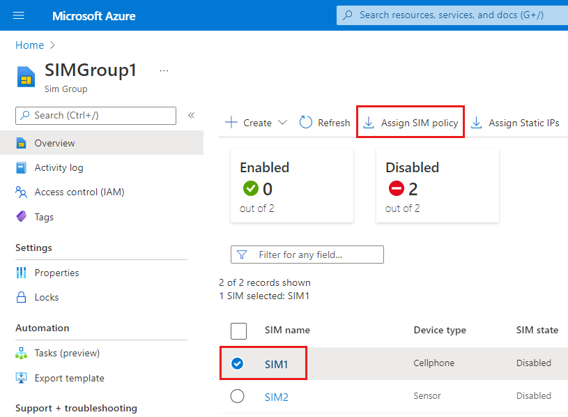 Azure portal のスクリーンショット。SIM の一覧が表示されています。SIM1 リソースと [Assign SIM policy] (SIM ポリシーの割り当て) オプションが強調表示されています。