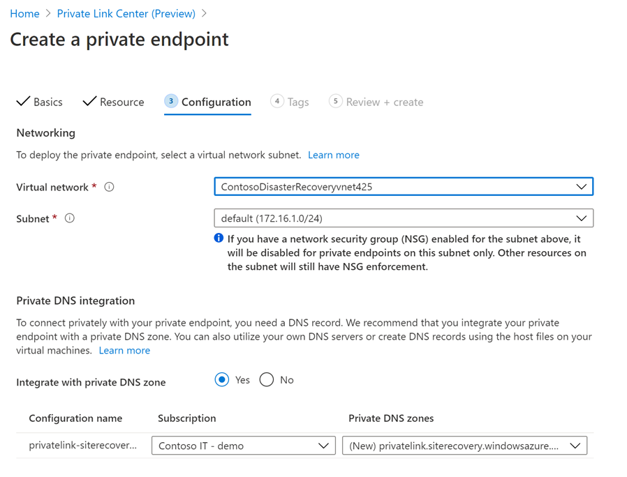 Azure portal でプライベート エンドポイントを構成するためのネットワークと DNS の統合フィールドを含む [構成] タブが表示されています。