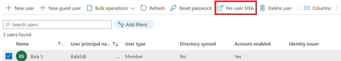 Microsoft Entra ID の [ユーザー] ウィンドウから多要素認証を選択しているスクリーンショット。