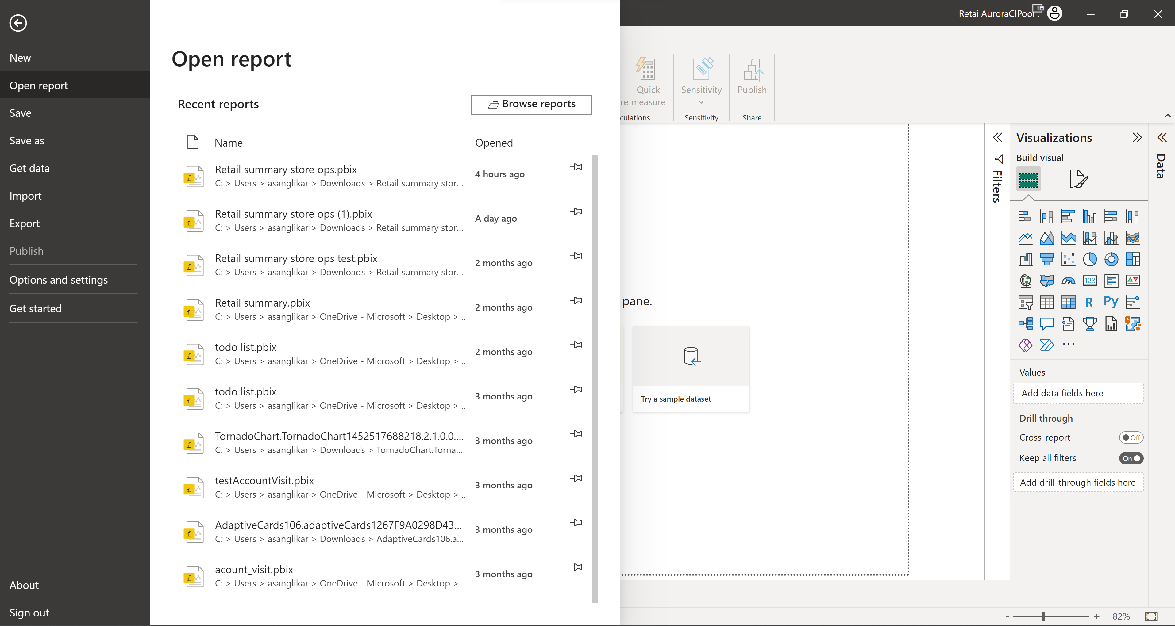 画像は、Power BI レポートをデスクトップで開く方法を示しています。