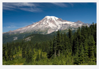 前景、山、空がすべて表示されるように縮小された山の画像。