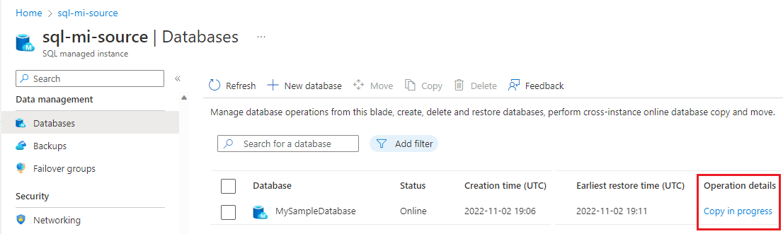 복사 작업이 진행 중임을 보여 주는 Azure SQL Managed Instance의 '데이터베이스' 페이지 스크린샷.
