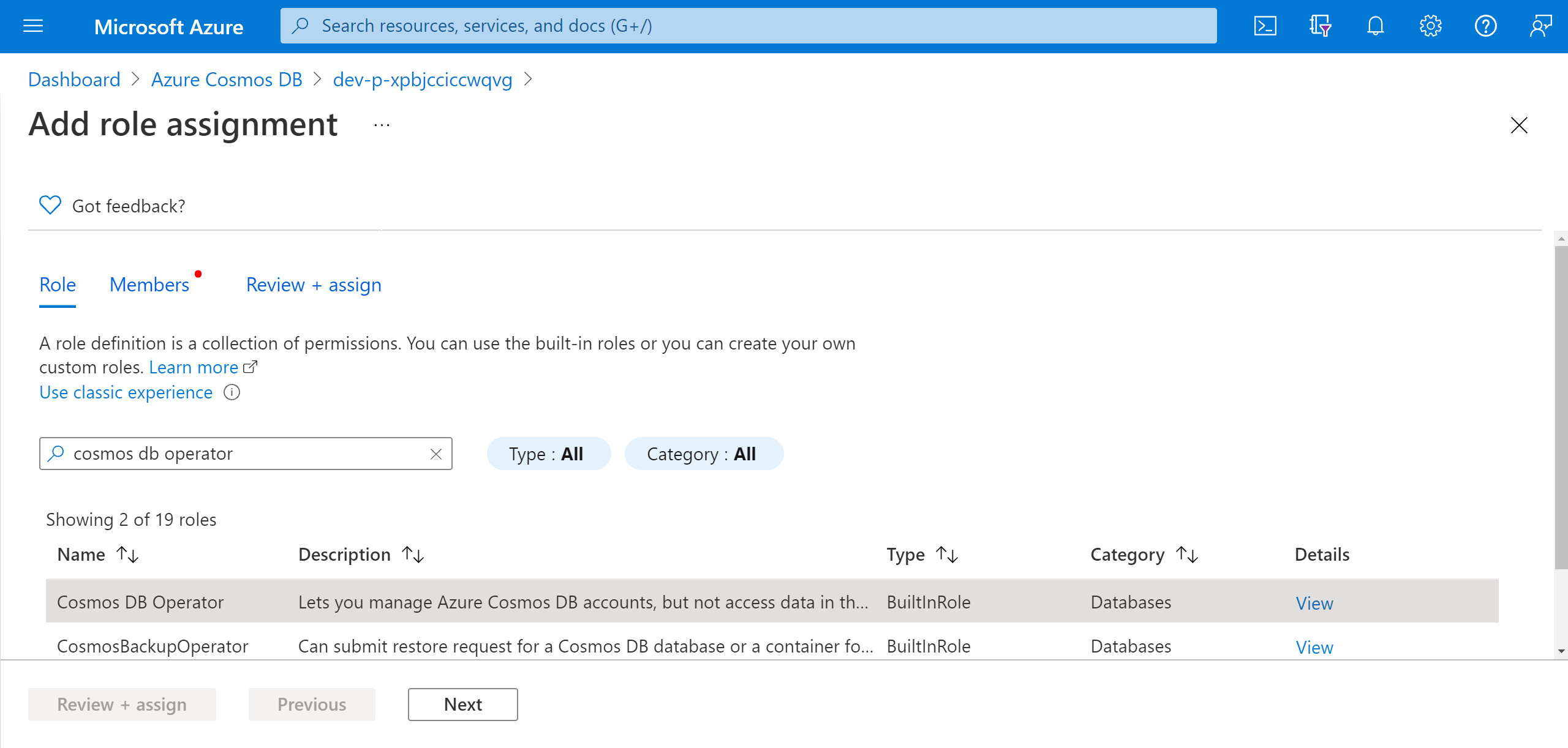 Azure Cosmos DB 운영자 역할을 할당하는 것을 보여 주는 스크린샷.