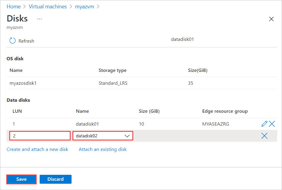 기존 디스크가 추가된 후 Azure Stack Edge 가상 머신에 대한 디스크 블레이드의 스크린샷. 저장 단추와 마찬가지로 디스크의 LUN 번호와 이름이 강조 표시됩니다.