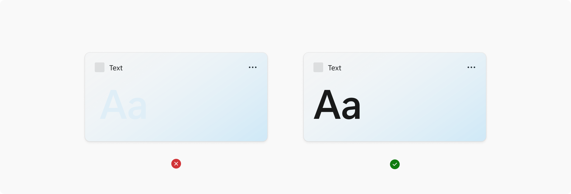 두 위젯 예시가 나란히 표시됩니다. 왼쪽 예시에는 밝은 그라데이션 배경과 연한 회색 글꼴의 텍스트가 있습니다. 낮은 대비로 인해 텍스트를 읽을 수 없음을 나타내는 빨간색 X표시가 이미지에 있습니다. 오른쪽 이미지에는 밝은 그라데이션 배경과 어두운 검은색 글꼴의 텍스트가 있습니다. 이미지가 녹색으로 체크표시되어 있는데 고대비로 인해 텍스트가 읽을 수 있음을 뜻합니다.
