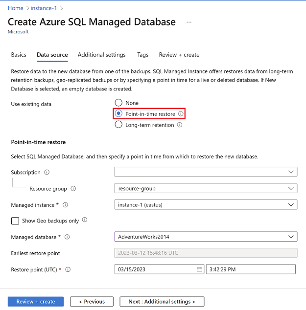 Zrzut ekranu witryny Azure Portal przedstawiający kartę Źródło danych na stronie Tworzenie usługi Azure SQL Managed Database z wybranym przywracaniem do punktu w czasie.