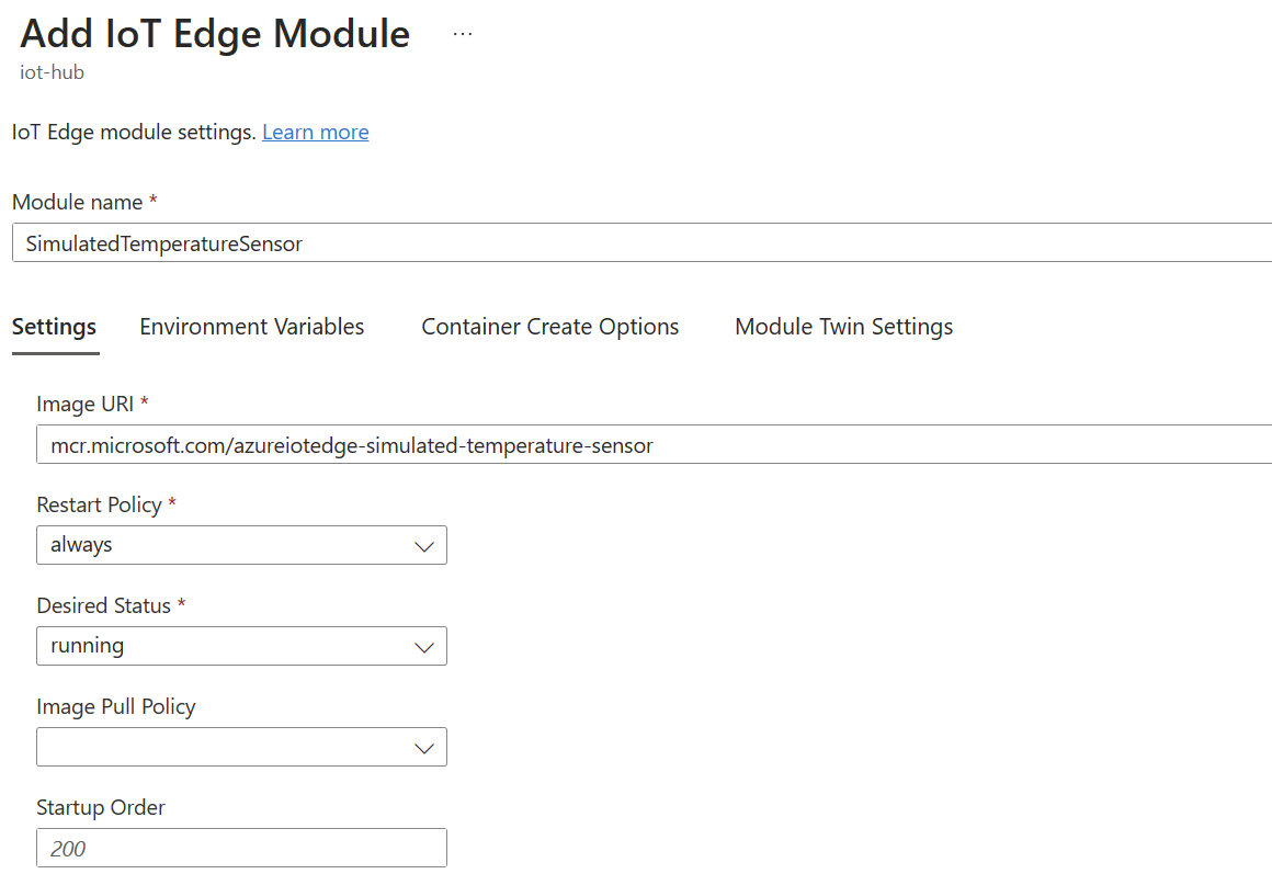 Zrzut ekranu przedstawiający dodawanie ustawień usługi IoT Edge dla modułu symulowanego czujnika temperatury w witrynie Azure Portal.