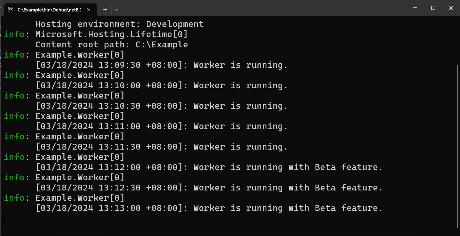 Captura de tela do console com serviço em segundo plano em execução e sinalizador de recurso habilitado.