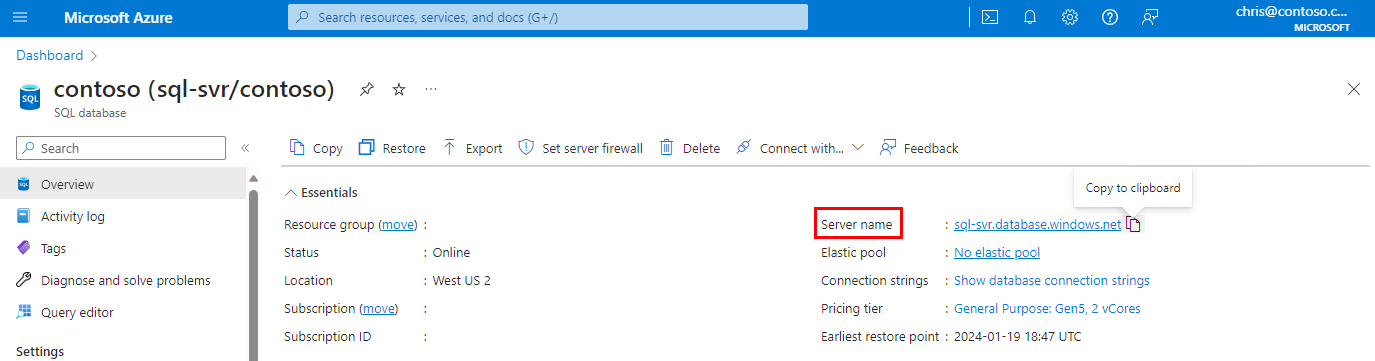 Captura de tela do portal do Azure, página de visão geral do banco de dados com o nome do servidor realçado.